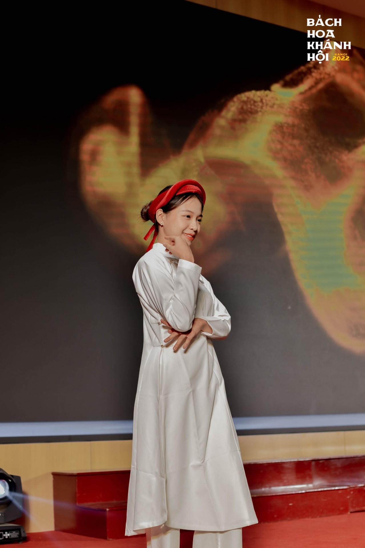 Bạn Lương Minh Hoa trong phần thi Trình diễn trang phục truyền thống