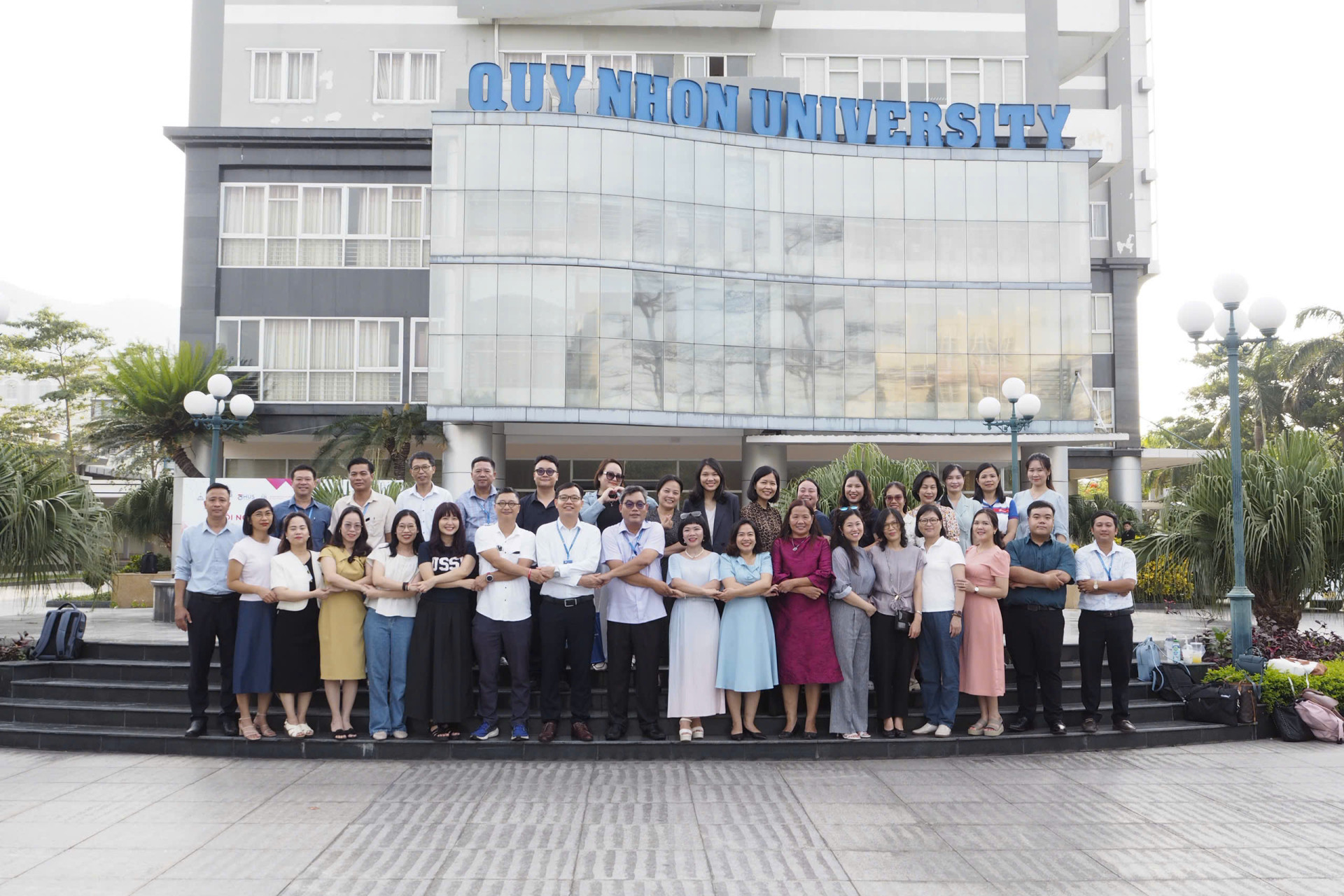 Lãnh đạo, viên chức của hai Khoa chụp ảnh lưu niệm tại Trường Đại học Quy Nhơn