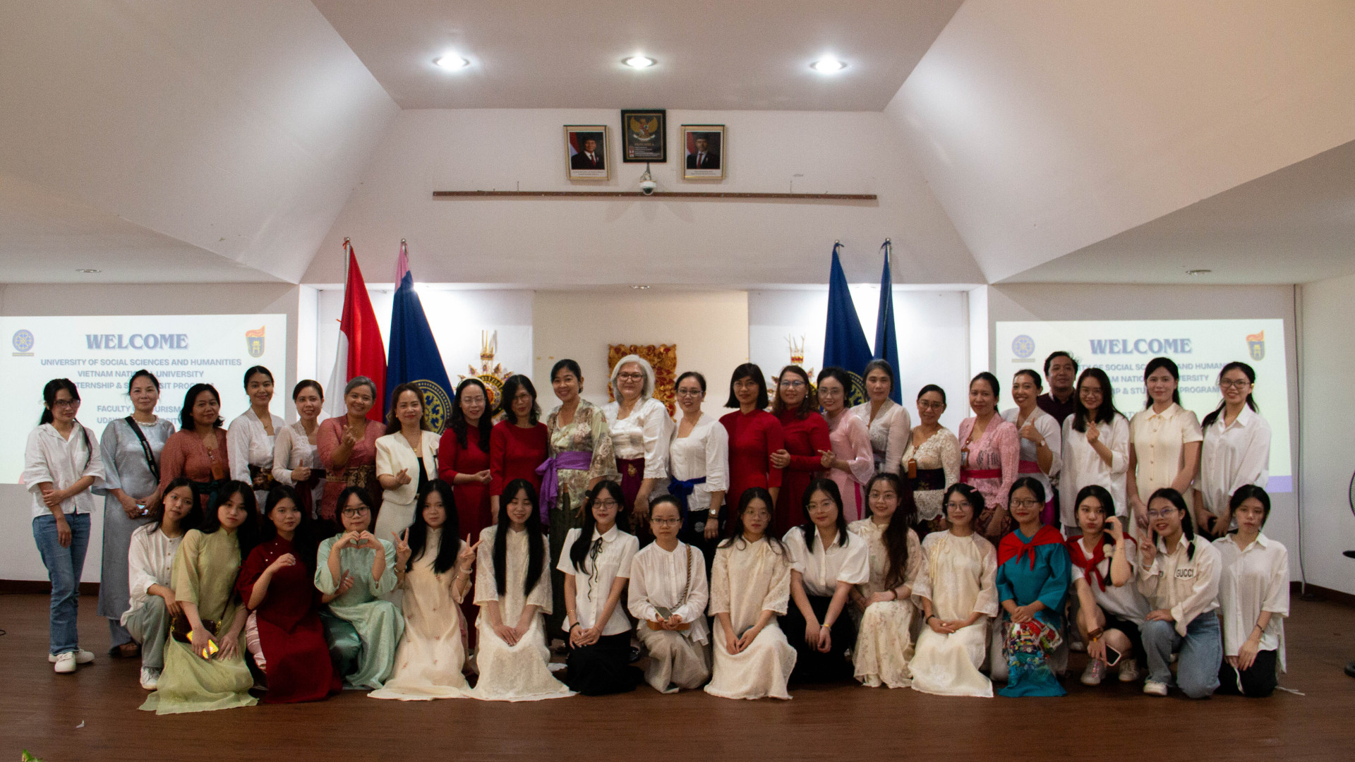 Ảnh 1 Đoàn thực tập tại trường đại học