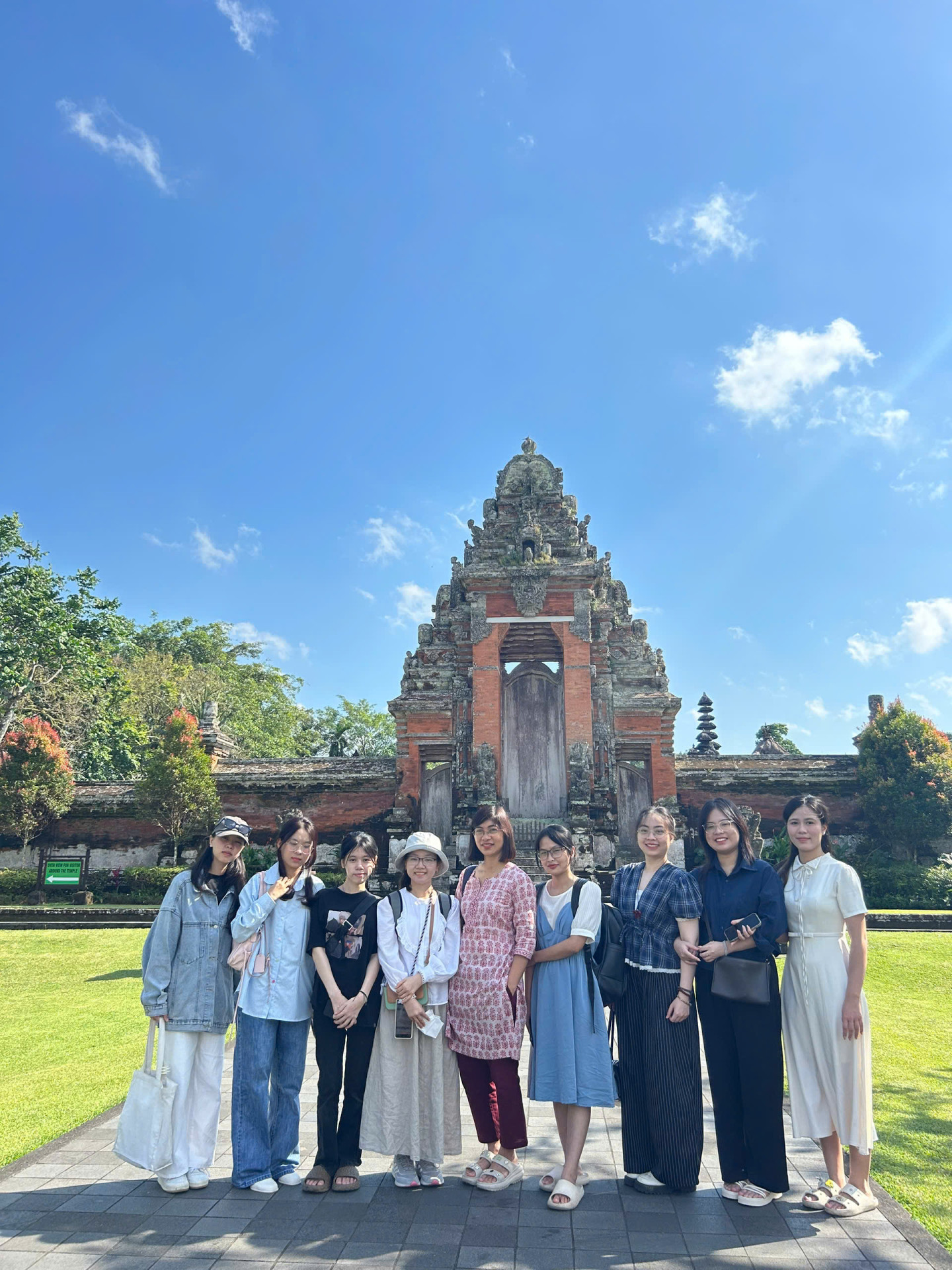 Ảnh 2 Lớp Ấn Độ tại đền Taman Ayun