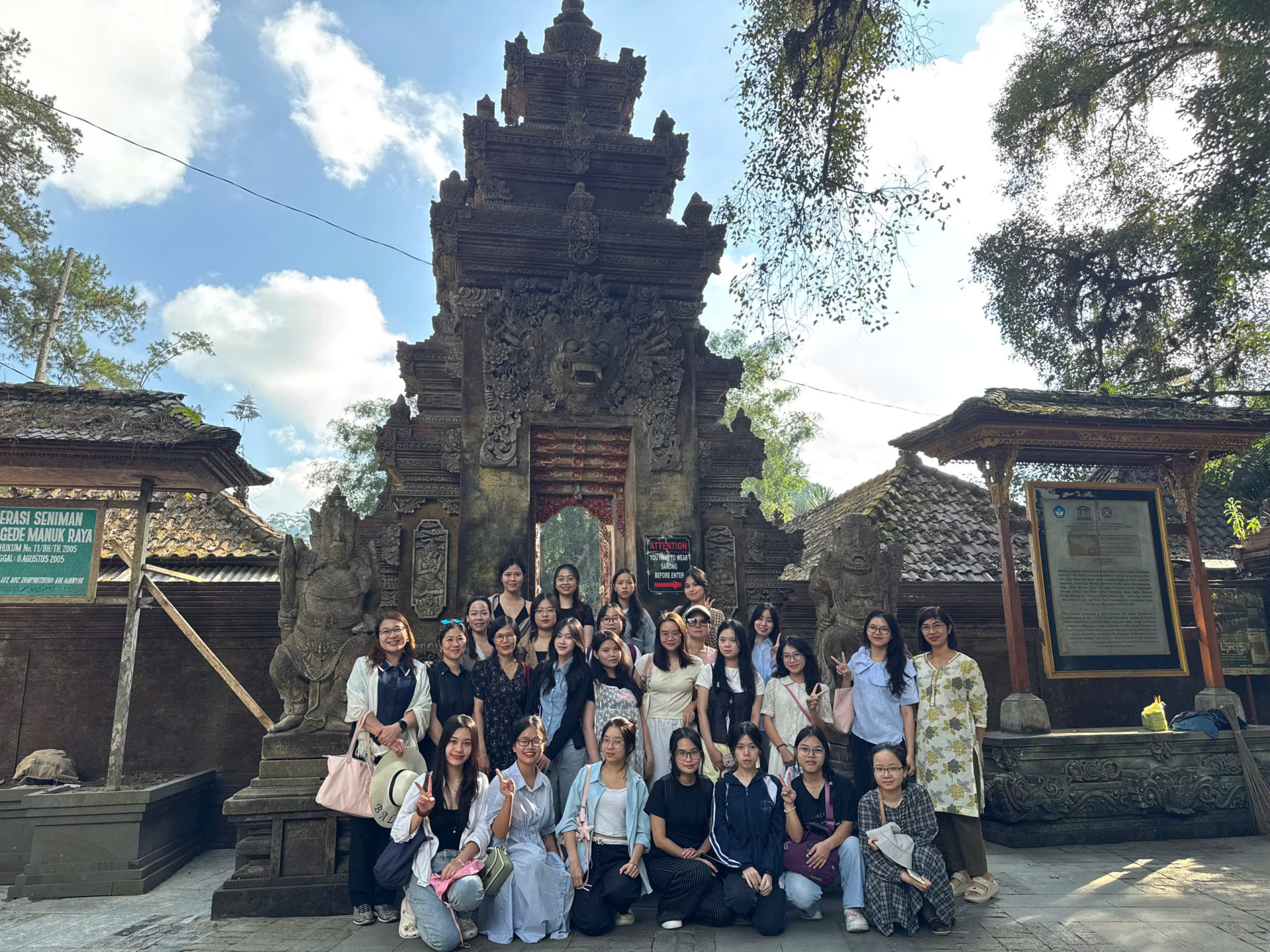 Ảnh 3 Tập thể Đông phương học tại đền Tirta Empul