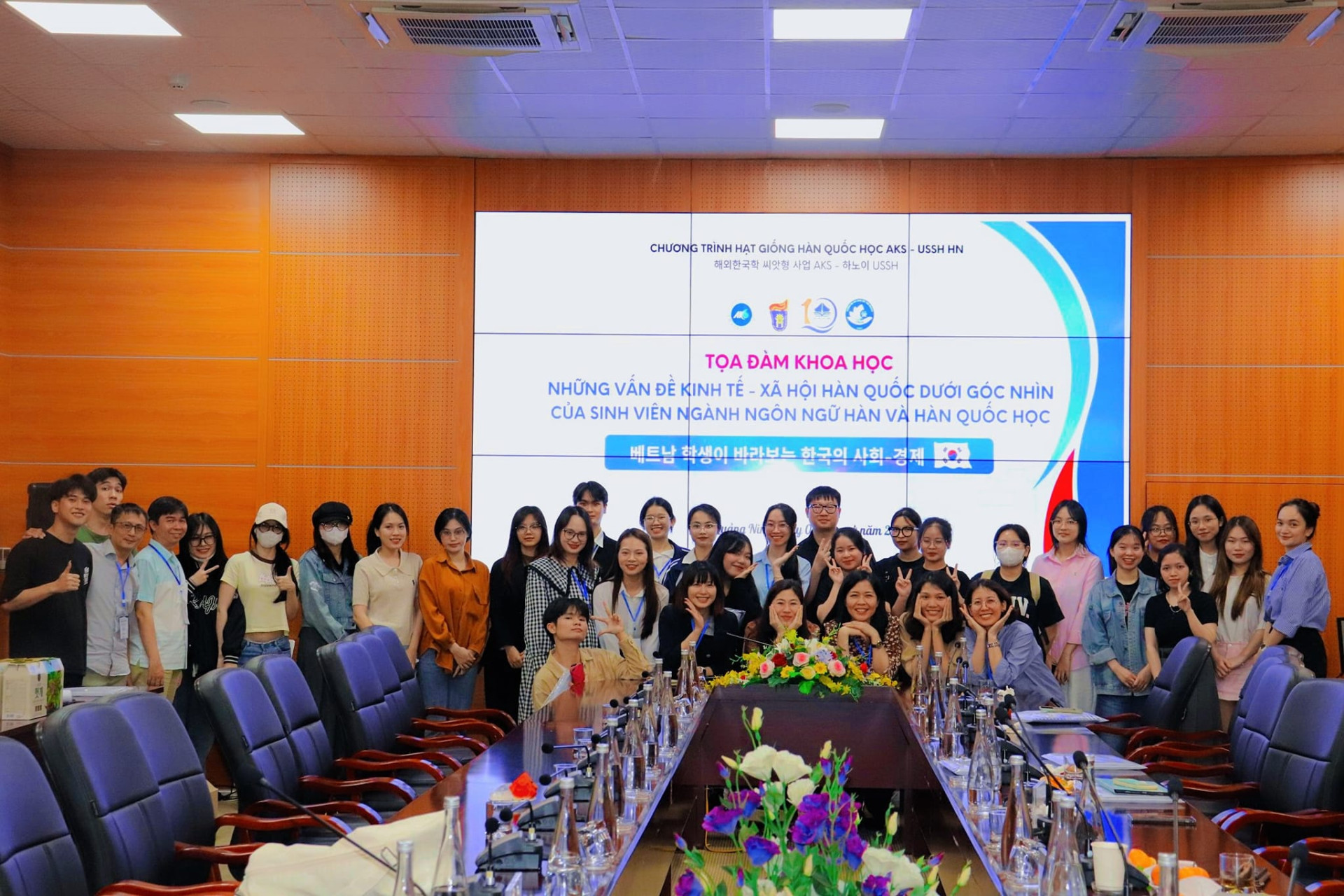 Hội thảo học thuật là cơ hội gắn kết các thế hệ nhà nghiên cứu về Hàn Quốc học. Nguồn ảnh: Dự án Hạt giống Hàn Quốc học AKS năm thứ 2