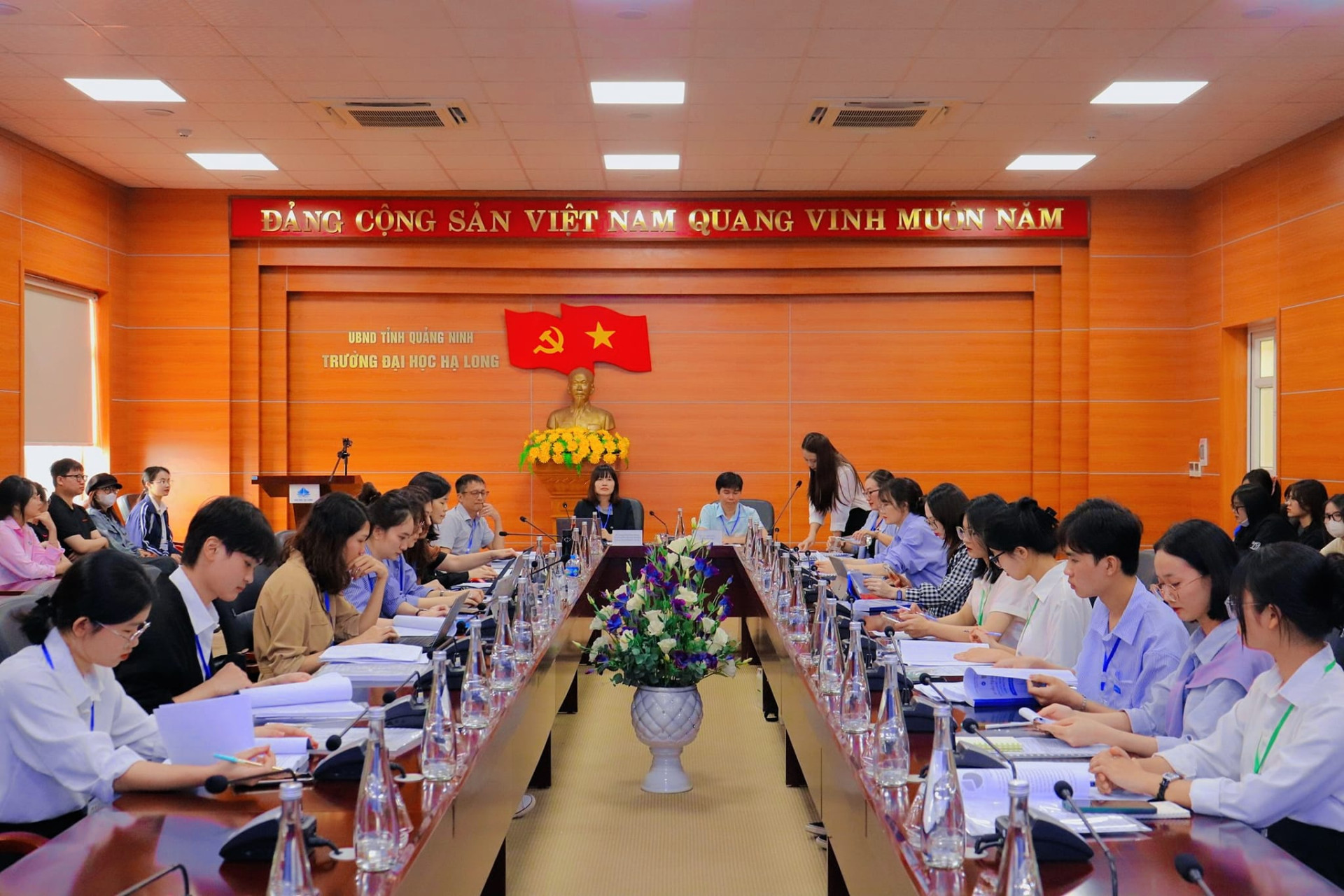 Hội thảo học thuật là cơ hội gắn kết các thế hệ nhà nghiên cứu về Hàn Quốc học. Nguồn ảnh: Dự án Hạt giống Hàn Quốc học AKS năm thứ 2