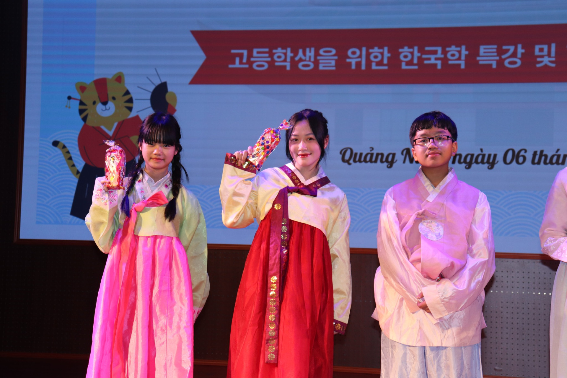 Học sinh THPT trải nghiệm trang phục Hàn Quốc truyền thống