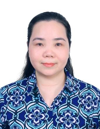 A person wearing a blue and white shirt

Description automatically generated