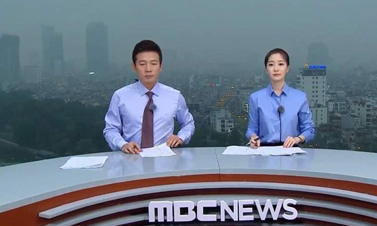 Hãng tin MBC của đài truyền hình Hàn Quốc KBS dựng trường quay trên nóc khách sạn ở Hà Nội.