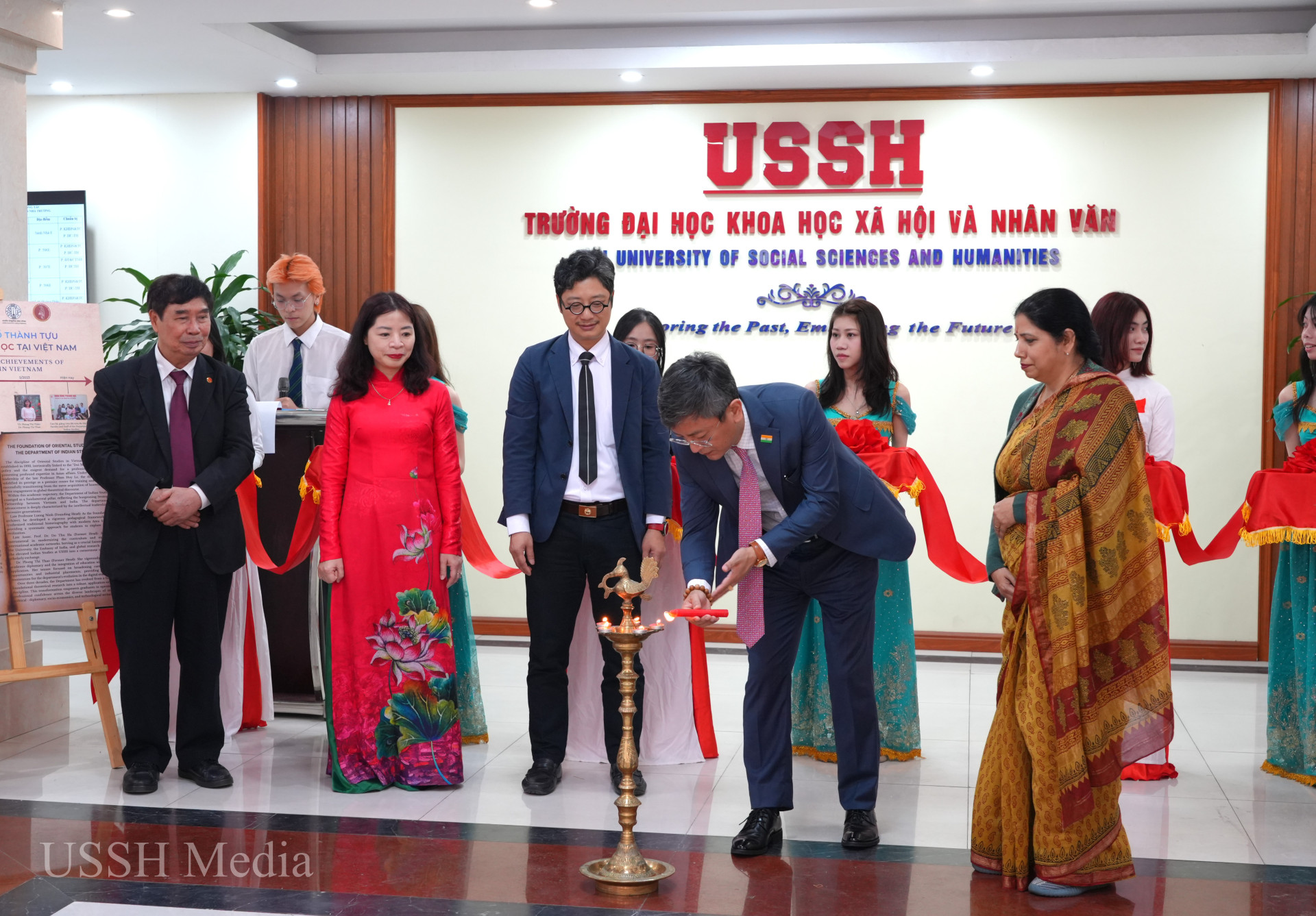 Trường ĐH KHXH&NV triển lãm sách về một số thành tựu nghiên cứu Ấn Độ học tại Việt Nam