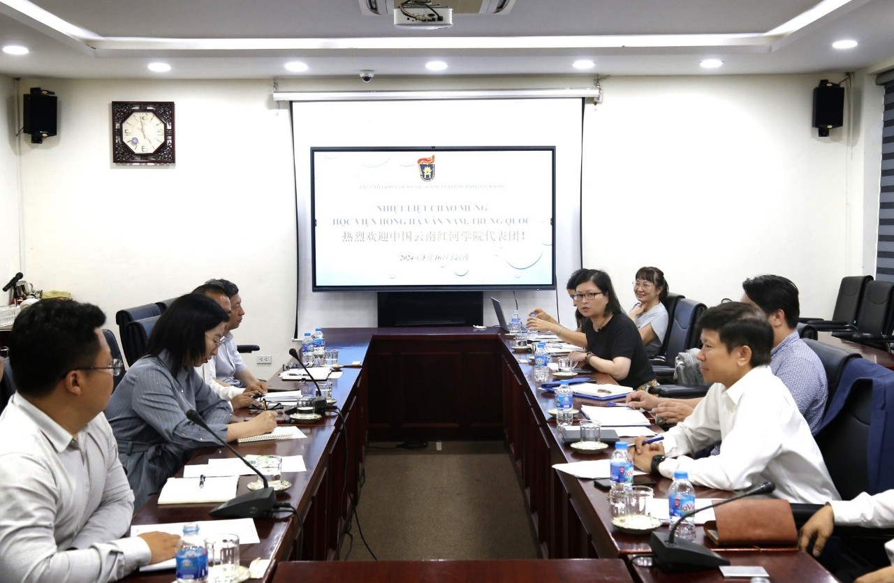 Strengthening the exchange of lecturers and students between VNU-USSH and Honghe Academy of China