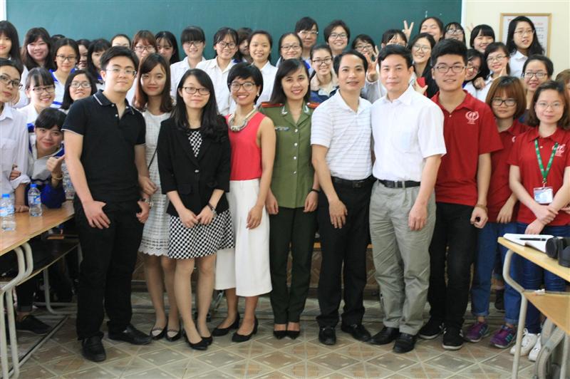 Hoạt động tư vấn tuyển sinh khoa Đông phương học tại trường THPT Chuyên Đại học Sư phạm Hà Nội