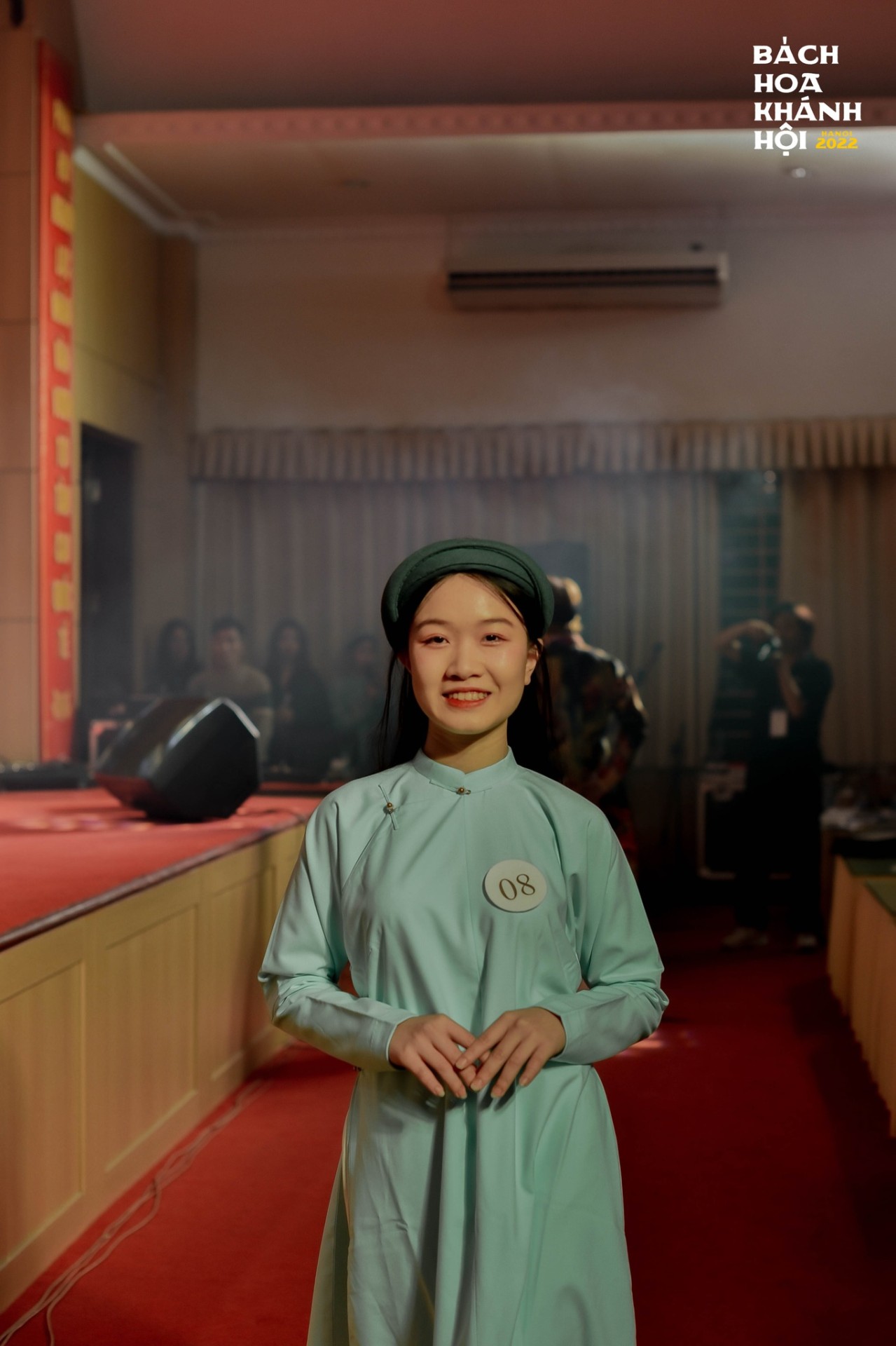 Bạn Lương Thị Xuân Quỳnh trong phần thi Trình diễn trang phục truyền thống